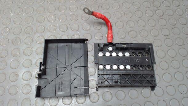 Foto: SICHERUNGSKASTEN BATTERIE eines Ford Fiesta 1.3 GL 1,8 E