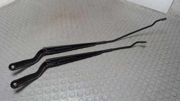 Foto: SCHEIBENWISCHERARME VORN eines Ford Fiesta 1.3 GL 1,8 E
