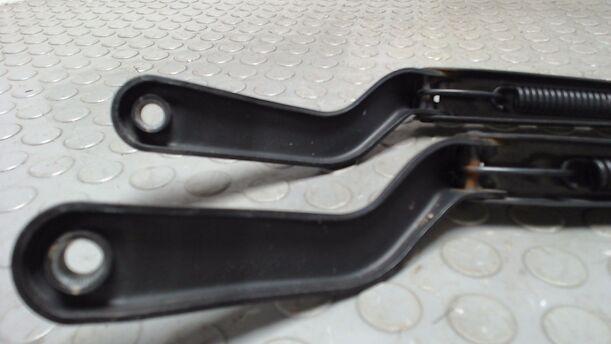 Foto: SCHEIBENWISCHERARME VORN eines Ford Fiesta 1.3 GL 1,8 E