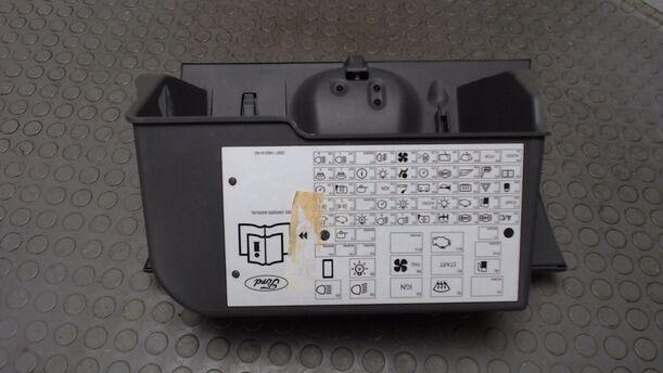 Foto: HANDSCHUHFACH eines Ford Fiesta 1.3 GL 1,8 E