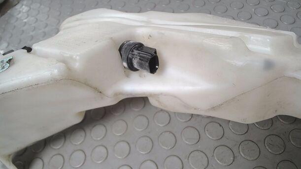 Foto: SCHEIBENWASCHBEHÄLTER eines Ford Focus 2.0 TDCi GL 1,8 E