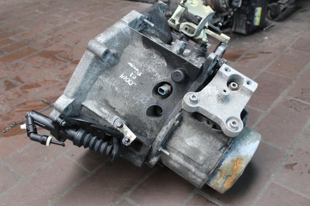 Foto: SCHALTGETRIEBE 5-GANG eines Citroen C3 Picasso HDi 90 FAP
