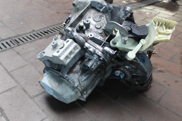 Foto: SCHALTGETRIEBE 5-GANG eines Citroen C3 Picasso HDi 90 FAP