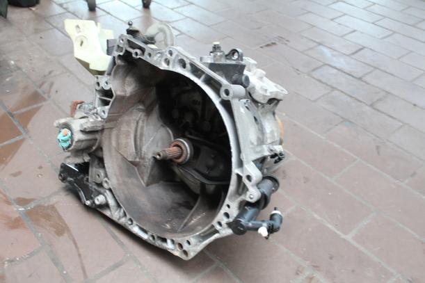 Foto: SCHALTGETRIEBE 5-GANG eines Citroen C3 Picasso HDi 90 FAP