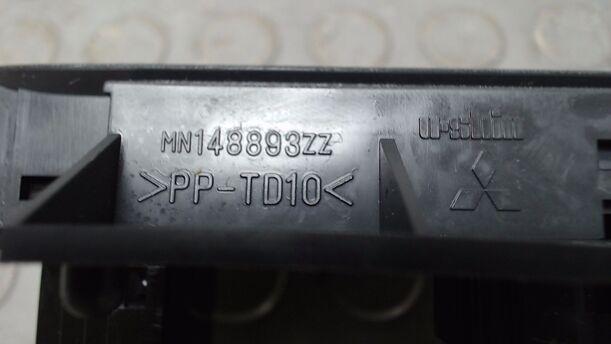 Foto: SCHALTER NEBELSCHLUSSLICHT eines Mitsubishi Colt CZ3 1.1