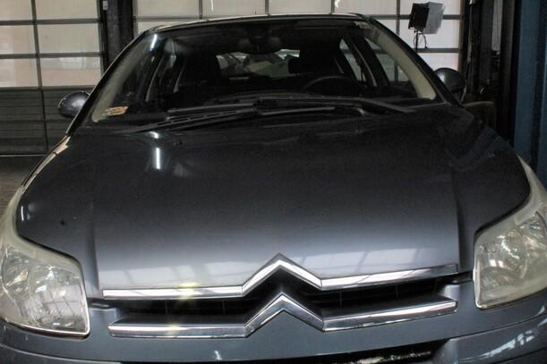 Foto: MOTORHAUBE eines Citroen C4 1.4 16V
