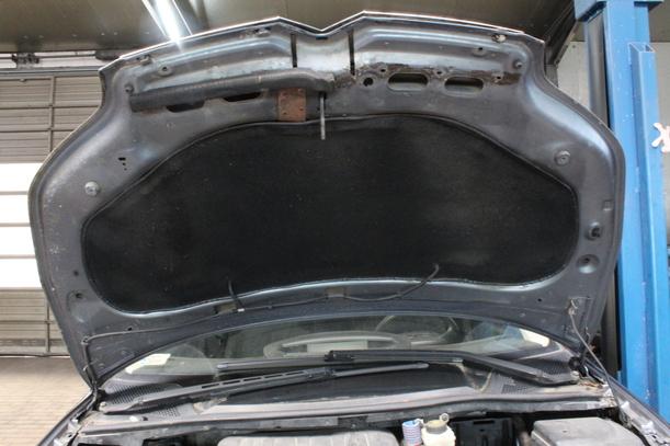Foto: MOTORHAUBE eines Citroen C4 1.4 16V