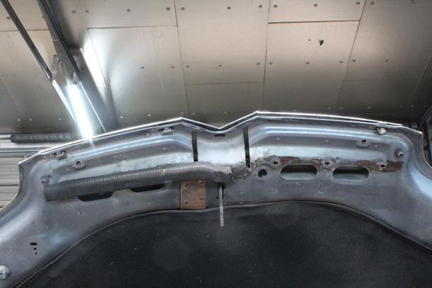 Foto: MOTORHAUBE eines Citroen C4 1.4 16V