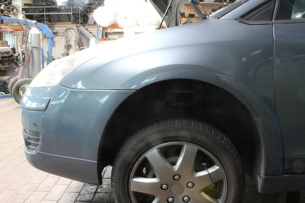 Foto: KOTFLÜGEL LINKS eines Citroen C4 1.4 16V