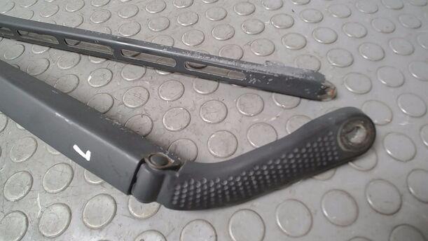 Foto: SCHEIBENWISCHERARME VORN eines Citroen C4 1.4 16V