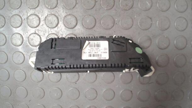 Foto: INFODISPLAY/ BILDSCHIRM eines Citroen C4 1.4 16V