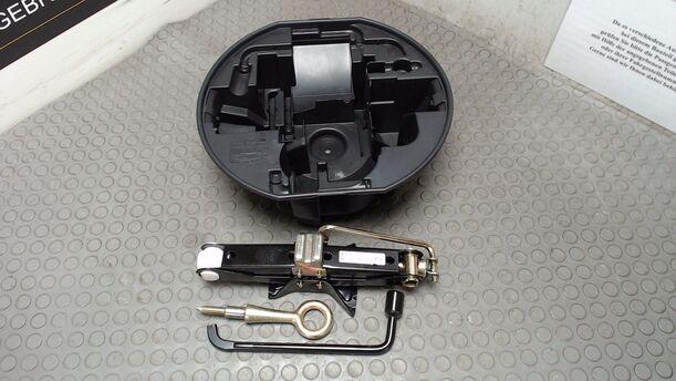 Foto: WAGENHEBER / BORDWERKZEUG eines Citroen C3 Pluriel 1.4