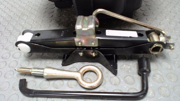 Foto: WAGENHEBER / BORDWERKZEUG eines Citroen C3 Pluriel 1.4