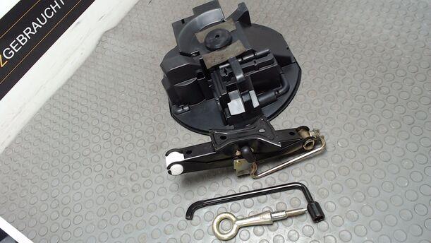 Foto: WAGENHEBER / BORDWERKZEUG eines Citroen C3 Pluriel 1.4