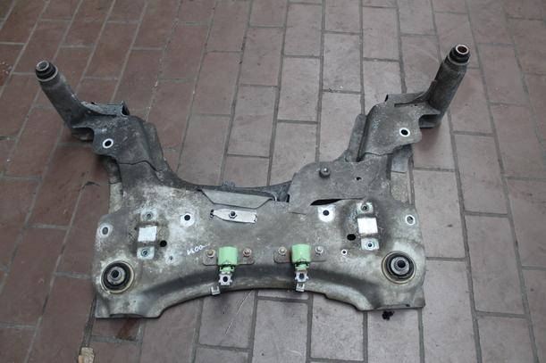 Foto: VORDERACHSTRÄGER /  ACHSE VORN eines Renault Scenic dCi 130 FAP