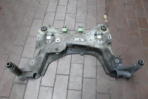 Foto: VORDERACHSTRÄGER /  ACHSE VORN eines Renault Scenic dCi 130 FAP