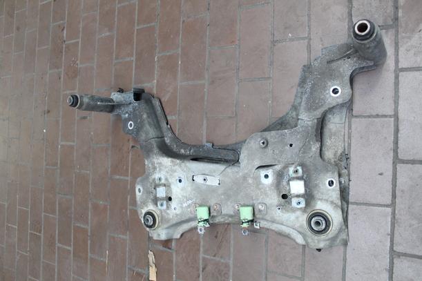 Foto: VORDERACHSTRÄGER /  ACHSE VORN eines Renault Scenic dCi 130 FAP
