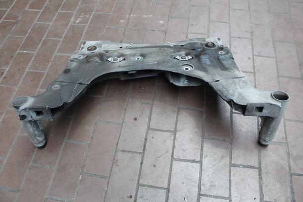 Foto: VORDERACHSTRÄGER /  ACHSE VORN eines Renault Scenic dCi 130 FAP