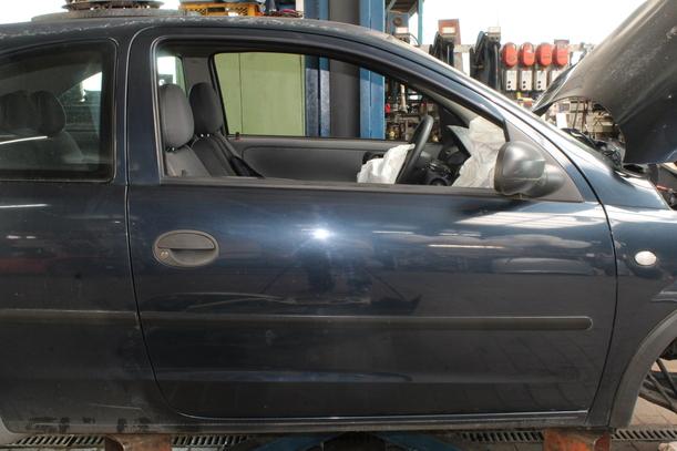 Foto: TÜR VORN RECHTS (2/3-TÜRER) eines Opel Corsa 1.0 12V