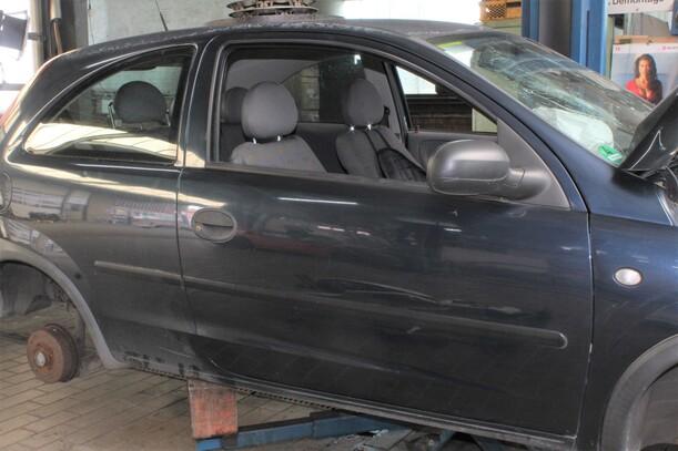 Foto: TÜR VORN RECHTS (2/3-TÜRER) eines Opel Corsa 1.0 12V