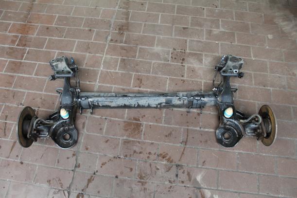 Foto: HINTERACHSE / ACHSE HINTEN eines Citroen C3 Picasso HDi 90 FAP I-WAY +