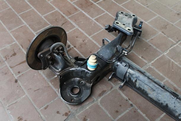 Foto: HINTERACHSE / ACHSE HINTEN eines Citroen C3 Picasso HDi 90 FAP I-WAY +