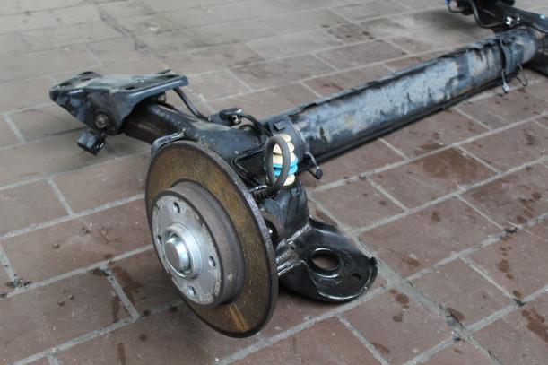 Foto: HINTERACHSE / ACHSE HINTEN eines Citroen C3 Picasso HDi 90 FAP I-WAY +