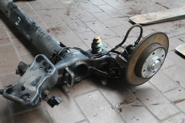 Foto: HINTERACHSE / ACHSE HINTEN eines Citroen C3 Picasso HDi 90 FAP I-WAY +