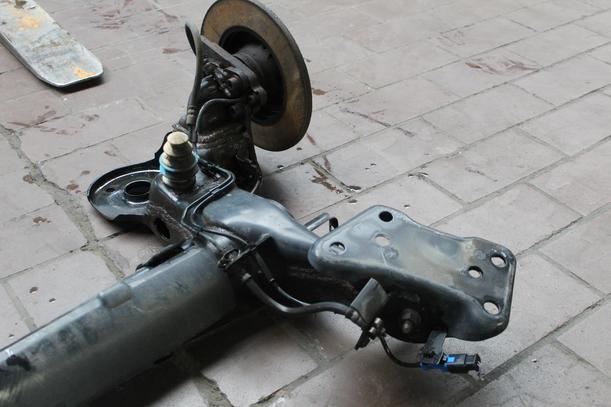 Foto: HINTERACHSE / ACHSE HINTEN eines Citroen C3 Picasso HDi 90 FAP I-WAY +