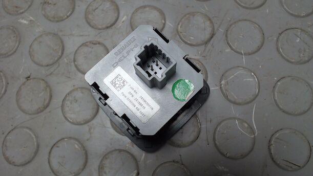 Foto: SCHALTER BORDCOMPUTER / BEDIENEINHEIT eines Renault Scenic dCi 130 FAP I-WAY +