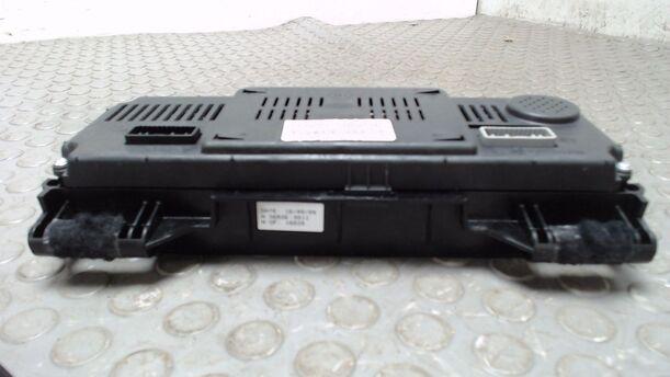 Foto: TACHOEINHEIT / KOMBIINSTRUMENT ( OHNE NAVI ) eines Renault Scenic dCi 130 FAP I-WAY +