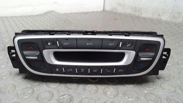 Foto: HEIZUNGSBETÄTIGUNG ( KLIMAAUTOMATIK ) eines Renault Scenic dCi 130 FAP I-WAY +