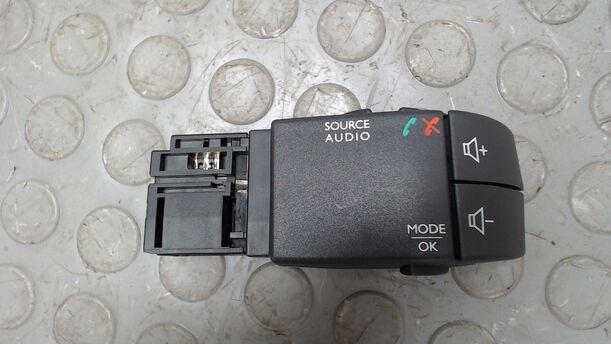 Foto: SCHALTER RADIO / BORDCOMPUTER eines Dacia Logan MCV TCe 90 S&S