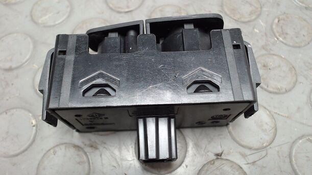 Foto: SCHALTER WARNBLINKER eines Dacia Logan MCV TCe 90 S&S