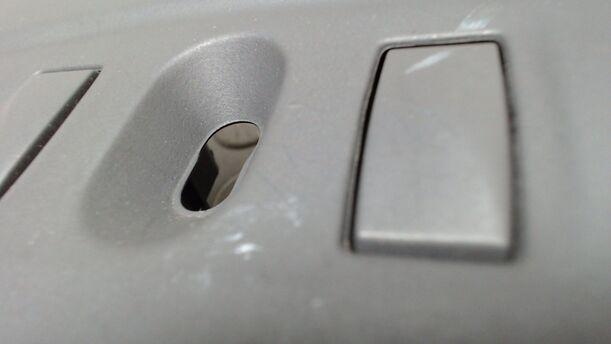 Foto: ABDECKUNG MITTELKONSOLE / FENSTERHEBERSCHALTER eines Dacia Logan MCV TCe 90 S&S