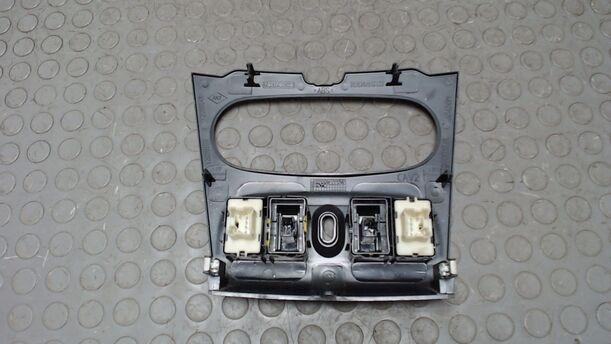 Foto: ABDECKUNG MITTELKONSOLE / FENSTERHEBERSCHALTER eines Dacia Logan MCV TCe 90 S&S