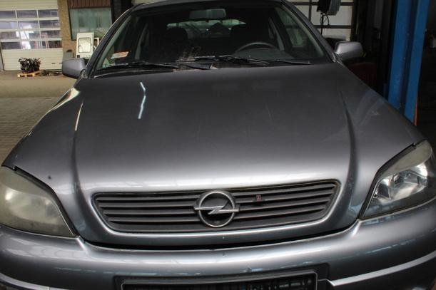 Foto: MOTORHAUBE ( OHNE KÜHLERGRILL ) eines Opel Astra 2.0 DTI