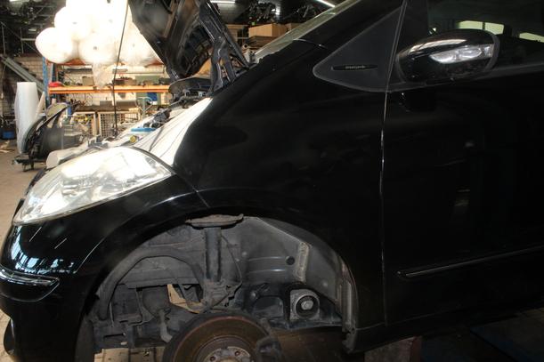 Foto: KOTFLÜGEL LINKS eines Mercedes-Benz A 150