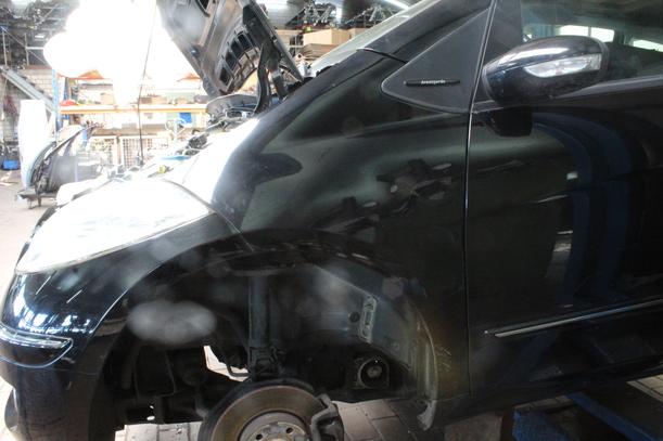 Foto: KOTFLÜGEL LINKS eines Mercedes-Benz A 150