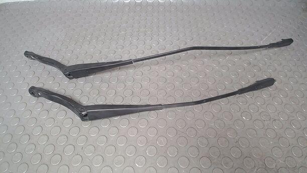 Foto: SCHEIBENWISCHERARME VORN eines Opel Corsa 1.2 16V (ecoFLEX) Easytronic