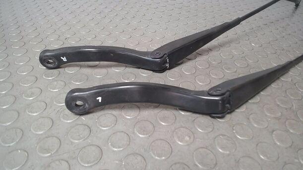 Foto: SCHEIBENWISCHERARME VORN eines Opel Corsa 1.2 16V (ecoFLEX) Easytronic