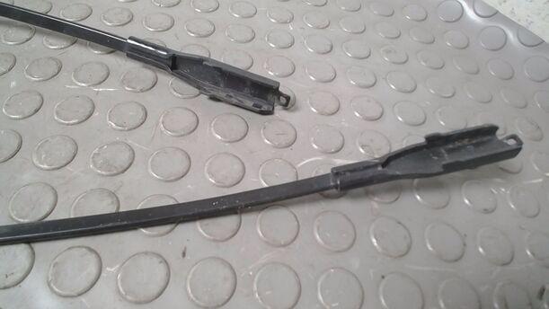 Foto: SCHEIBENWISCHERARME VORN eines Opel Corsa 1.2 16V (ecoFLEX) Easytronic