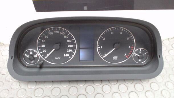 Foto: TACHOEINHEIT / KOMBIINSTRUMENT eines Mercedes-Benz A 150