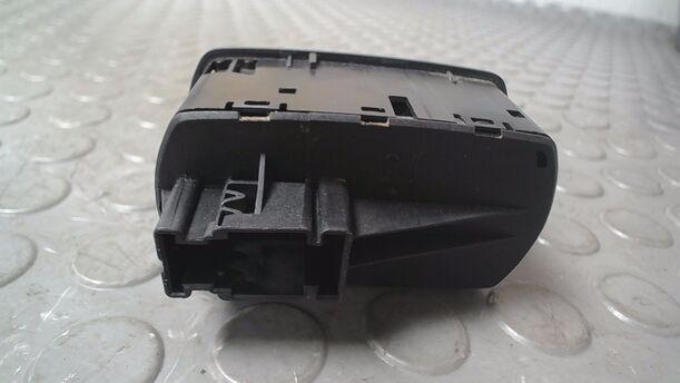 Foto: FENSTERHEBERSCHALTER eines Opel Corsa 1.2 16V (ecoFLEX) Easytronic