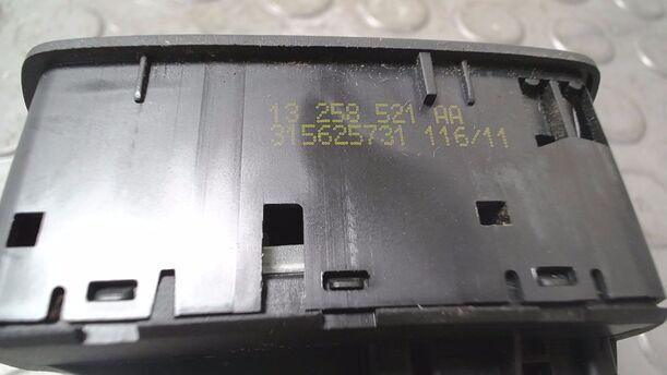 Foto: FENSTERHEBERSCHALTER eines Opel Corsa 1.2 16V (ecoFLEX) Easytronic