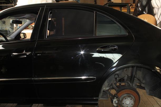 Foto: TÜR HINTEN LINKS ( LIMOUSINE ) eines Mercedes-Benz E 320 CDI 4Matic Automatik