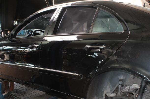 Foto: TÜR HINTEN LINKS ( LIMOUSINE ) eines Mercedes-Benz E 320 CDI 4Matic Automatik