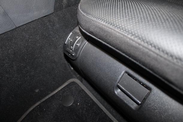 Foto: INNENVERKLEIDUNG / INNENAUSSTATTUNG AVANGARTE / LIMOUSINE eines Mercedes-Benz E 320 CDI 4Matic Automatik