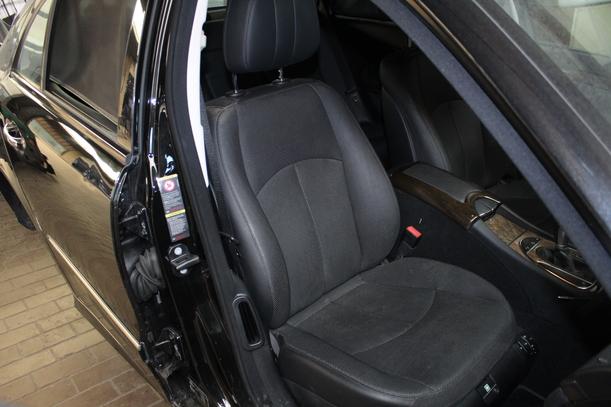 Foto: INNENVERKLEIDUNG / INNENAUSSTATTUNG AVANGARTE / LIMOUSINE eines Mercedes-Benz E 320 CDI 4Matic Automatik