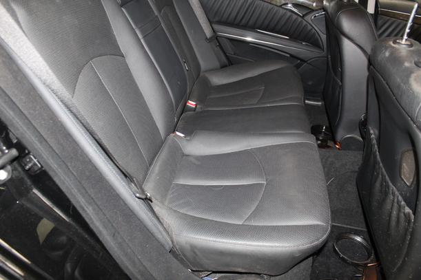 Foto: INNENVERKLEIDUNG / INNENAUSSTATTUNG AVANGARTE / LIMOUSINE eines Mercedes-Benz E 320 CDI 4Matic Automatik